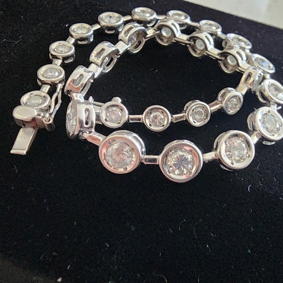 2.90 carats natural diamonds, tennis bracelet in platinum - Picture 3 of 5